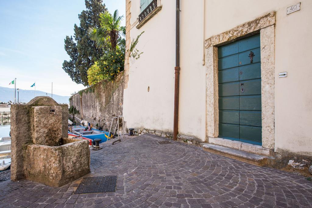 Il Batti Apartment Water Front And Private Beach Toscolano Maderno Exterior photo